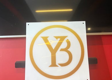 Logo dorado de Yery’s barber en Villalbilla, Comunidad De Madrid, ES.