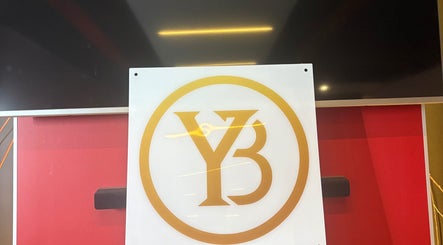 Logo dorado de Yery’s barber en Villalbilla, Comunidad De Madrid, ES.