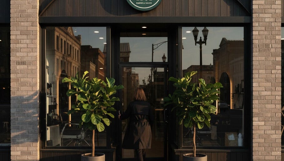Entrada de Pelu ideal en Sant Cugat Del Vallès, Catalunya, ES, con plantas decorativas.