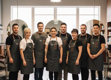 Equipo de estilistas de Pelu Ideal en Sant Cugat Del Vallès, Catalunya, ES, sonríe en el moderno salón.