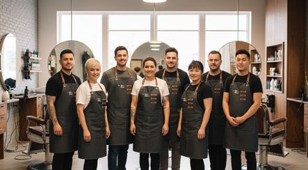 Equipo de estilistas de Pelu Ideal en Sant Cugat Del Vallès, Catalunya, ES, sonríe en el moderno salón.