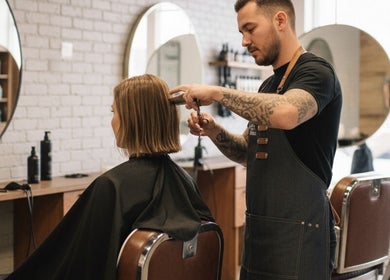 Estilista en Pelu Ideal en Sant Cugat Del Vallès, Catalunya, ES cortando cabello de mujer.