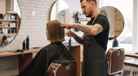 Estilista en Pelu Ideal en Sant Cugat Del Vallès, Catalunya, ES cortando cabello de mujer.