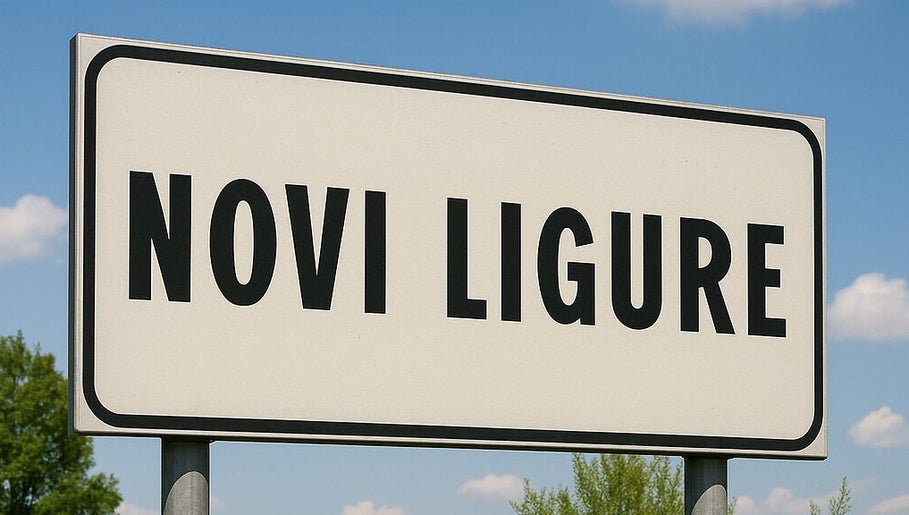 Cartello stradale con scritta 'Novi Ligure', vicino Alessio D’Auria, Novi Ligure, Piemonte, IT.