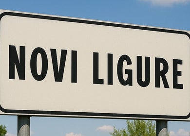 Cartello stradale con scritta 'Novi Ligure', vicino Alessio D’Auria, Novi Ligure, Piemonte, IT.