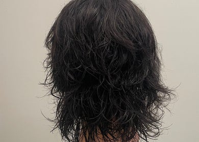 Capelli mossi e scuri di Alessio D’Auria a Novi Ligure, Piemonte, IT, in un taglio moderno.