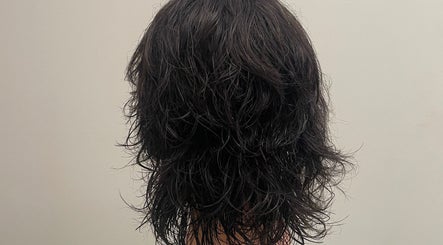 Capelli mossi e scuri di Alessio D’Auria a Novi Ligure, Piemonte, IT, in un taglio moderno.