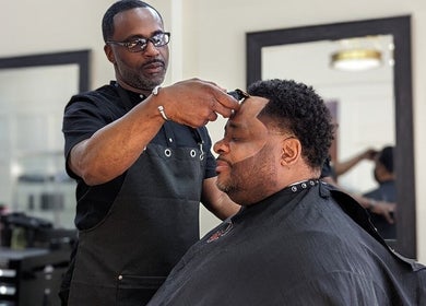 Barbiere a lavoro presso Alessio D’Auria, Alessandria, Piemonte, IT, creando uno stile impeccabile.