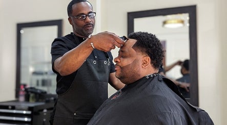 Barbiere a lavoro presso Alessio D’Auria, Alessandria, Piemonte, IT, creando uno stile impeccabile.