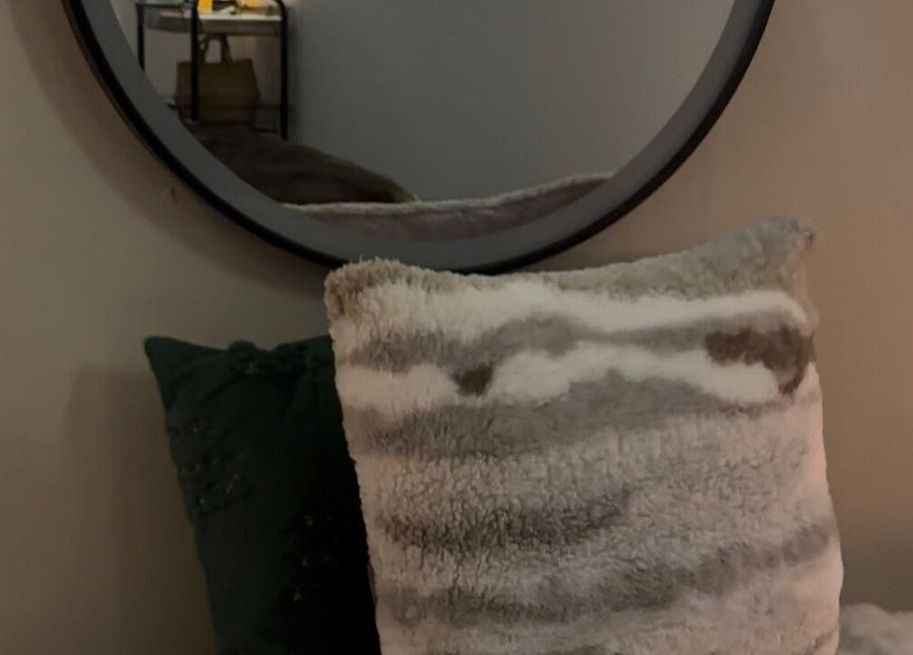 Chic mirror with plush pillows at SAIAN BEAU SPA, La Vega, La Vega, DO, creating a warm, relaxing ambiance.