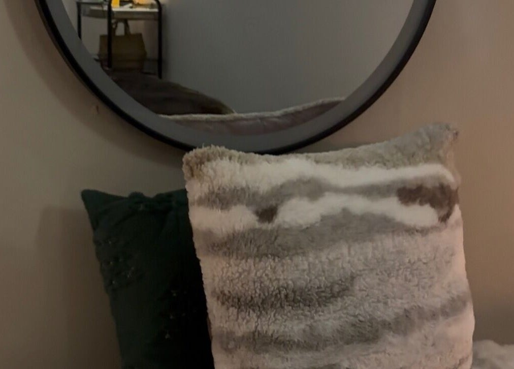 Chic mirror with plush pillows at SAIAN BEAU SPA, La Vega, La Vega, DO, creating a warm, relaxing ambiance.