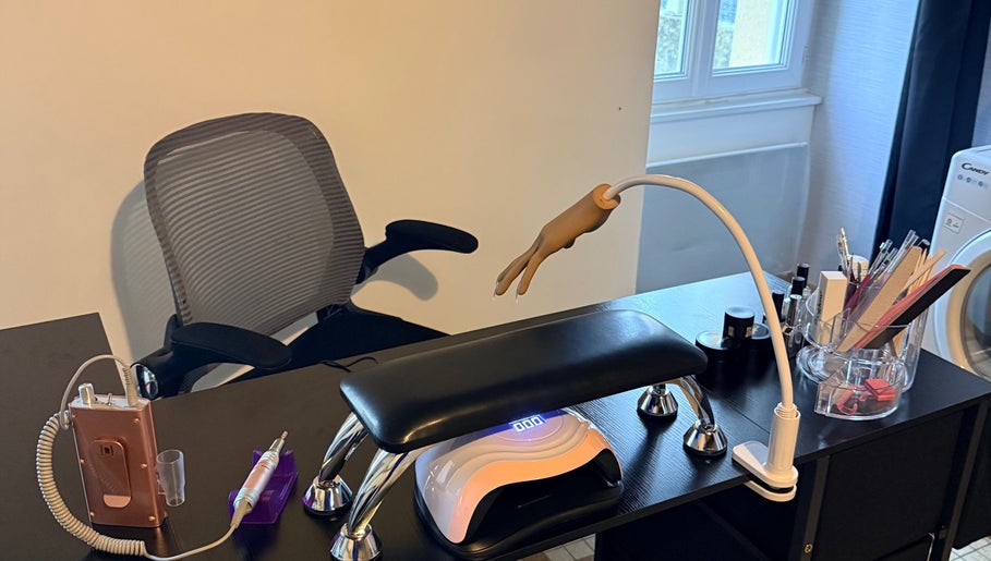 Espace manucure à L’univers Des Ongles, Montreuil-sur-lozon, Normandie, avec équipement professionnel.