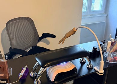 Espace manucure à L’univers Des Ongles, Montreuil-sur-lozon, Normandie, avec équipement professionnel.