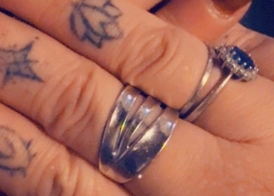Mains avec bijoux et tatouages à L’univers Des Ongles, Montreuil-sur-lozon, Normandie, FR.