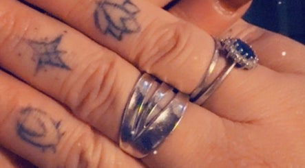 Mains avec bijoux et tatouages à L’univers Des Ongles, Montreuil-sur-lozon, Normandie, FR.