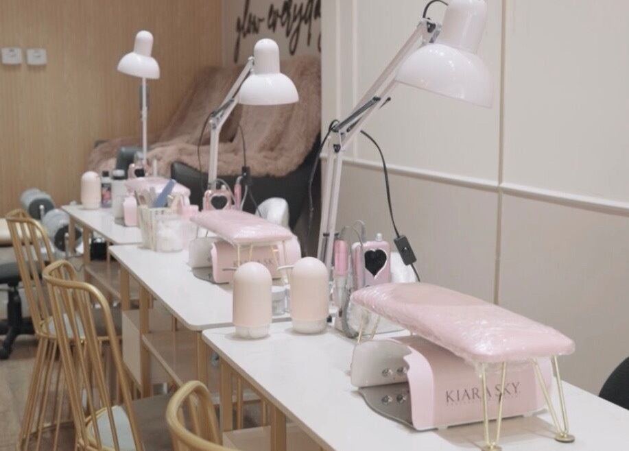 Elegantemente decorado, estación de manicura en Nail Spot Panama Pacifico, Provincia De Panamá Oeste, PA.