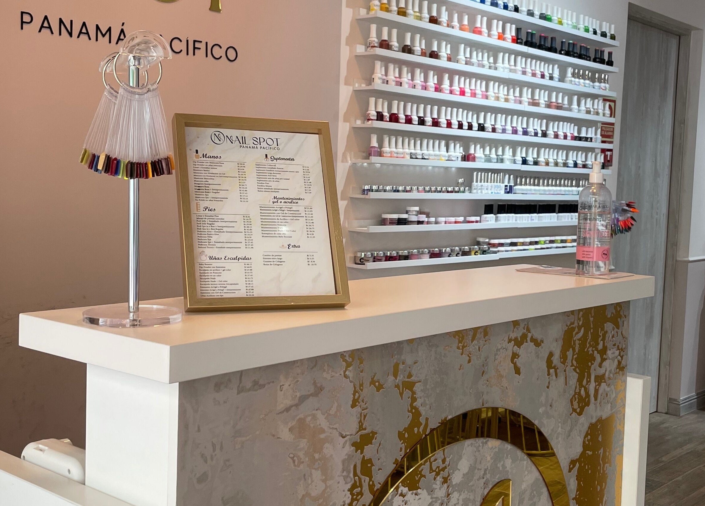 Mostrador de Nail Spot Panama Pacifico con esmaltes en Provincia De Panamá Oeste, PA.