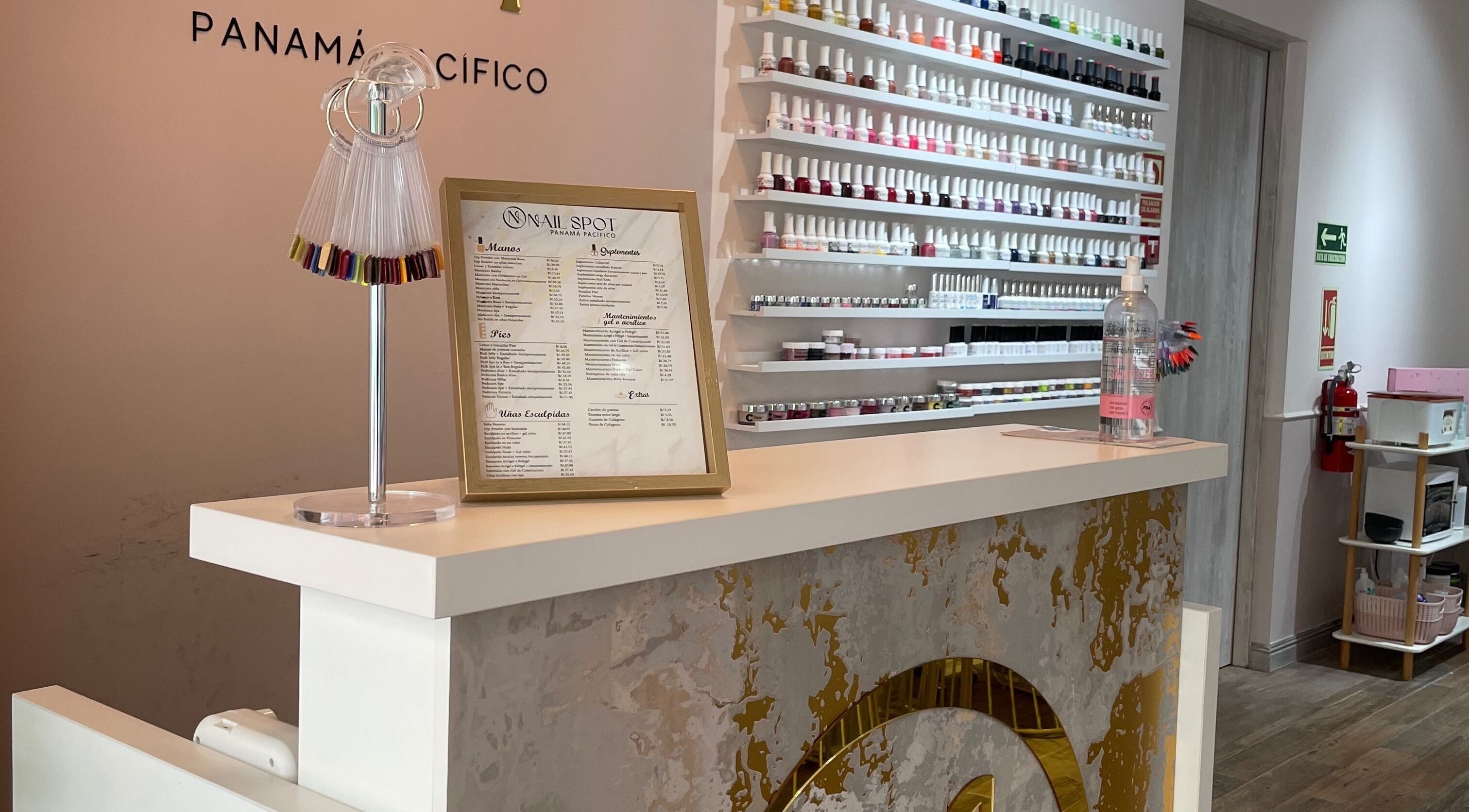 Mostrador de Nail Spot Panama Pacifico con esmaltes en Provincia De Panamá Oeste, PA.