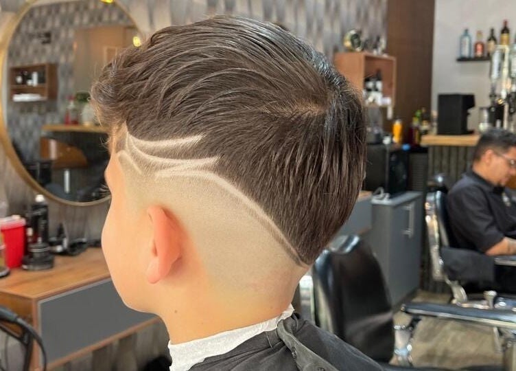 Corte de pelo moderno en Pacific Barbershop, Provincia De Panamá Oeste, destacando diseños afeitados únicos.