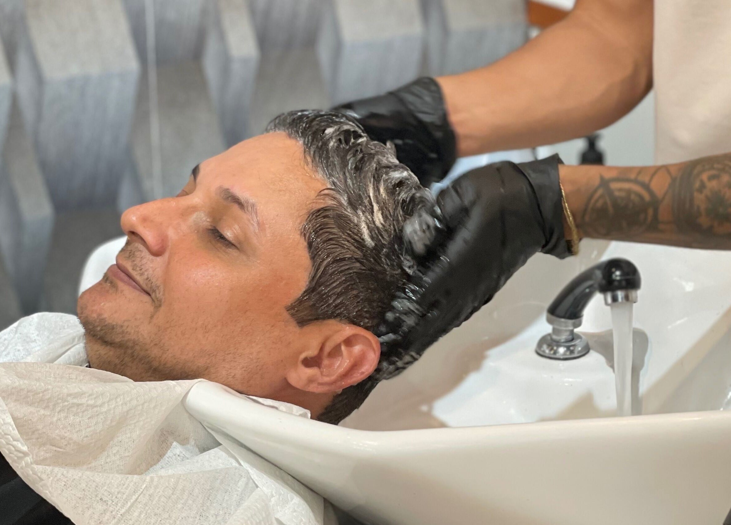 Tratamiento de lavado en Pacific Barbershop, Provincia De Panamá Oeste, PA. Relájese y disfrute del cuidado capilar.