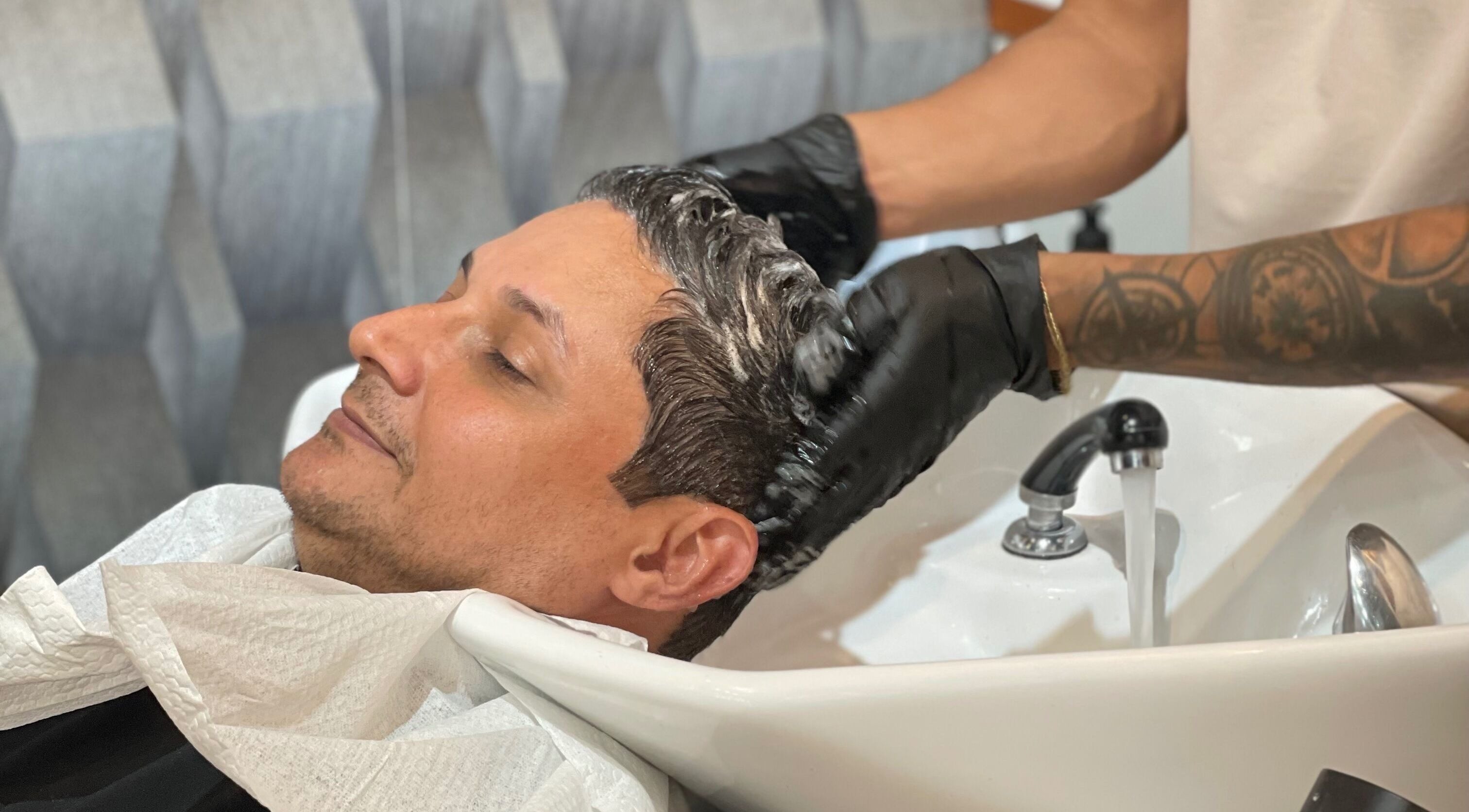 Tratamiento de lavado en Pacific Barbershop, Provincia De Panamá Oeste, PA. Relájese y disfrute del cuidado capilar.