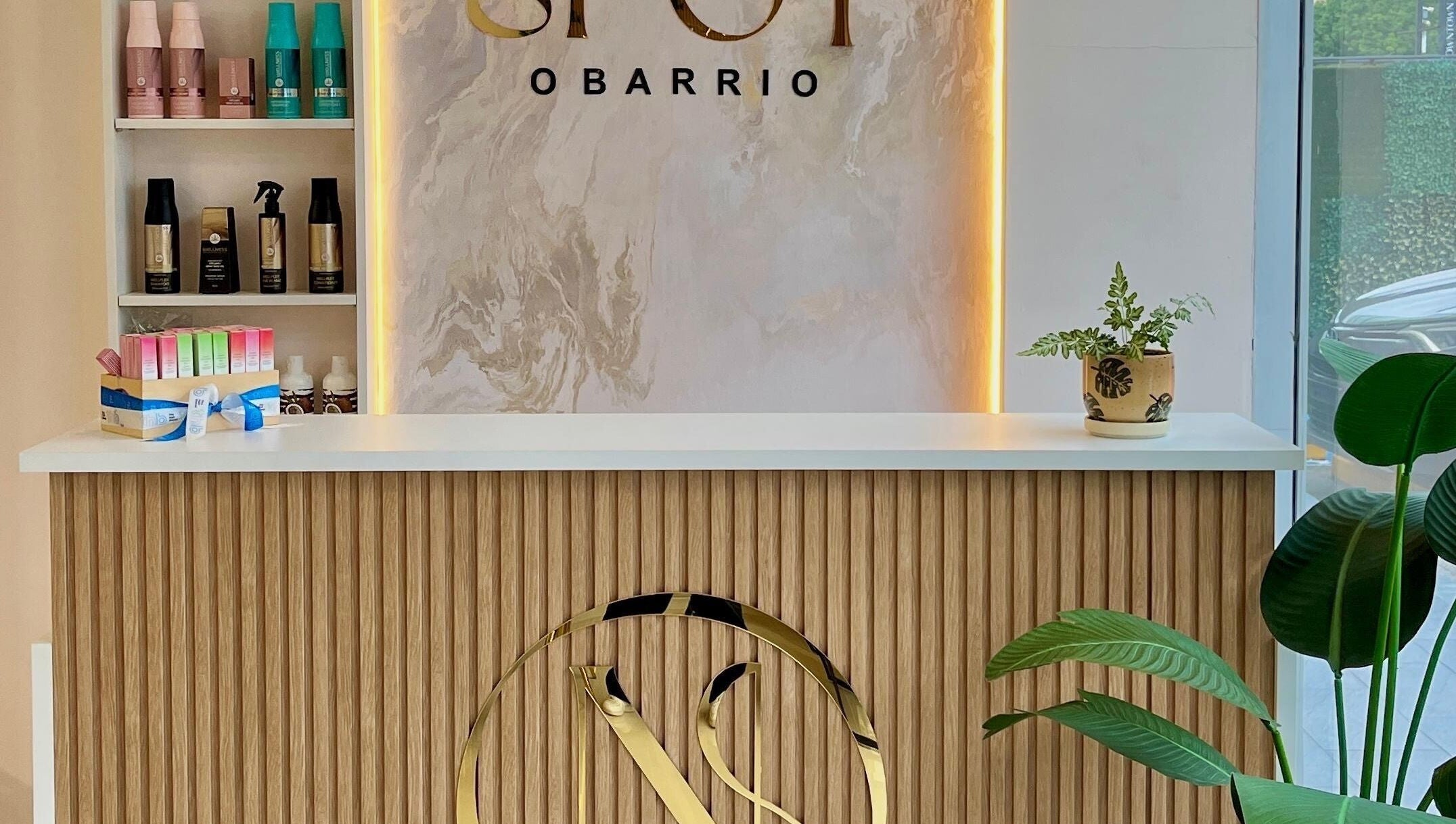 Mostrador moderno en Nail Spot Obarrio, Panamá, Provincia De Panamá, PA, con productos de belleza exhibidos.