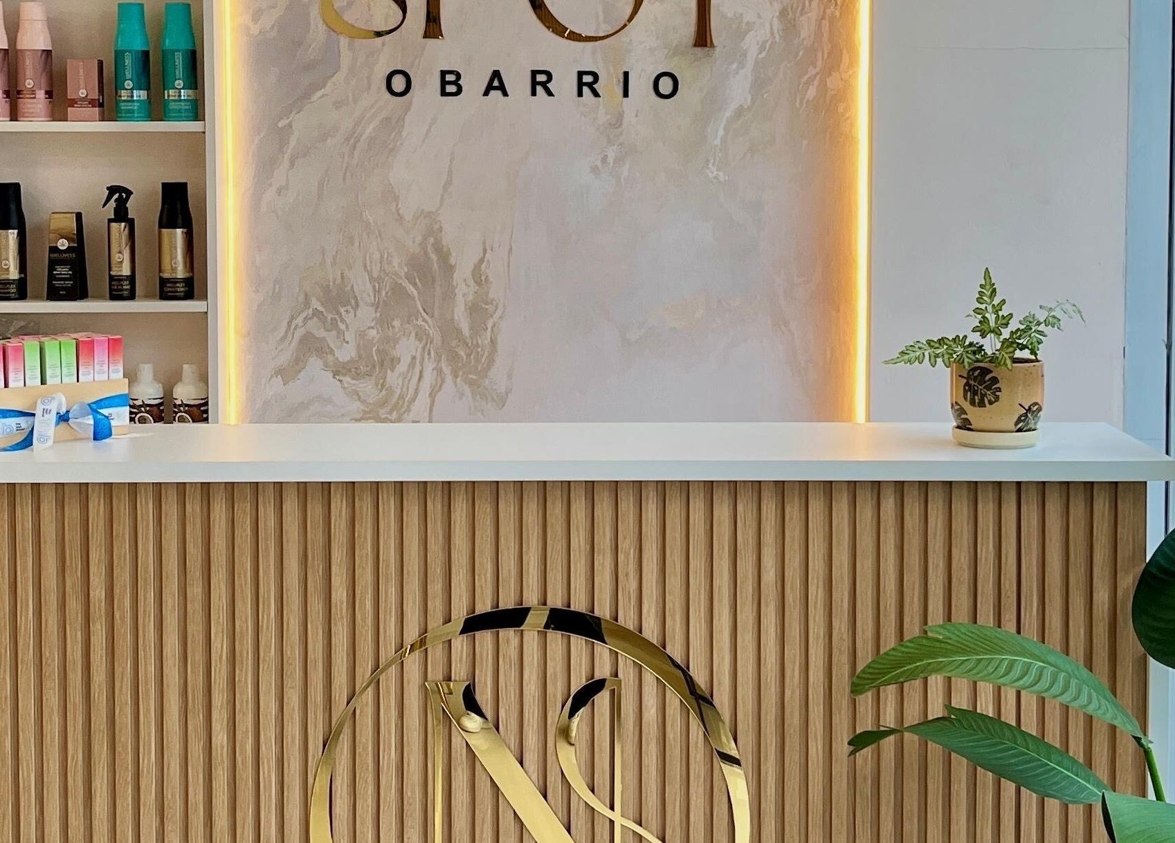 Mostrador moderno en Nail Spot Obarrio, Panamá, Provincia De Panamá, PA, con productos de belleza exhibidos.