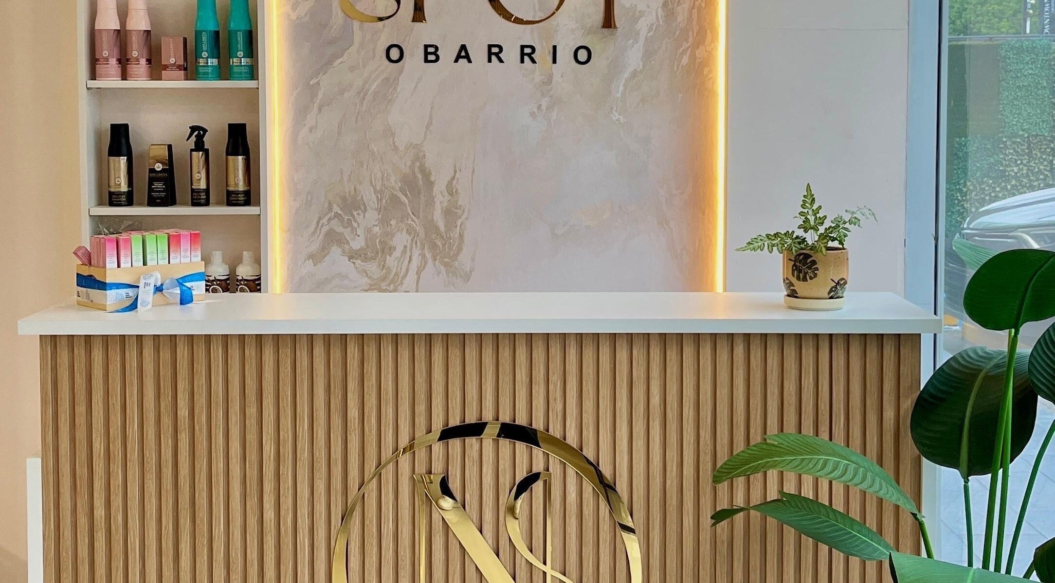 Mostrador moderno en Nail Spot Obarrio, Panamá, Provincia De Panamá, PA, con productos de belleza exhibidos.