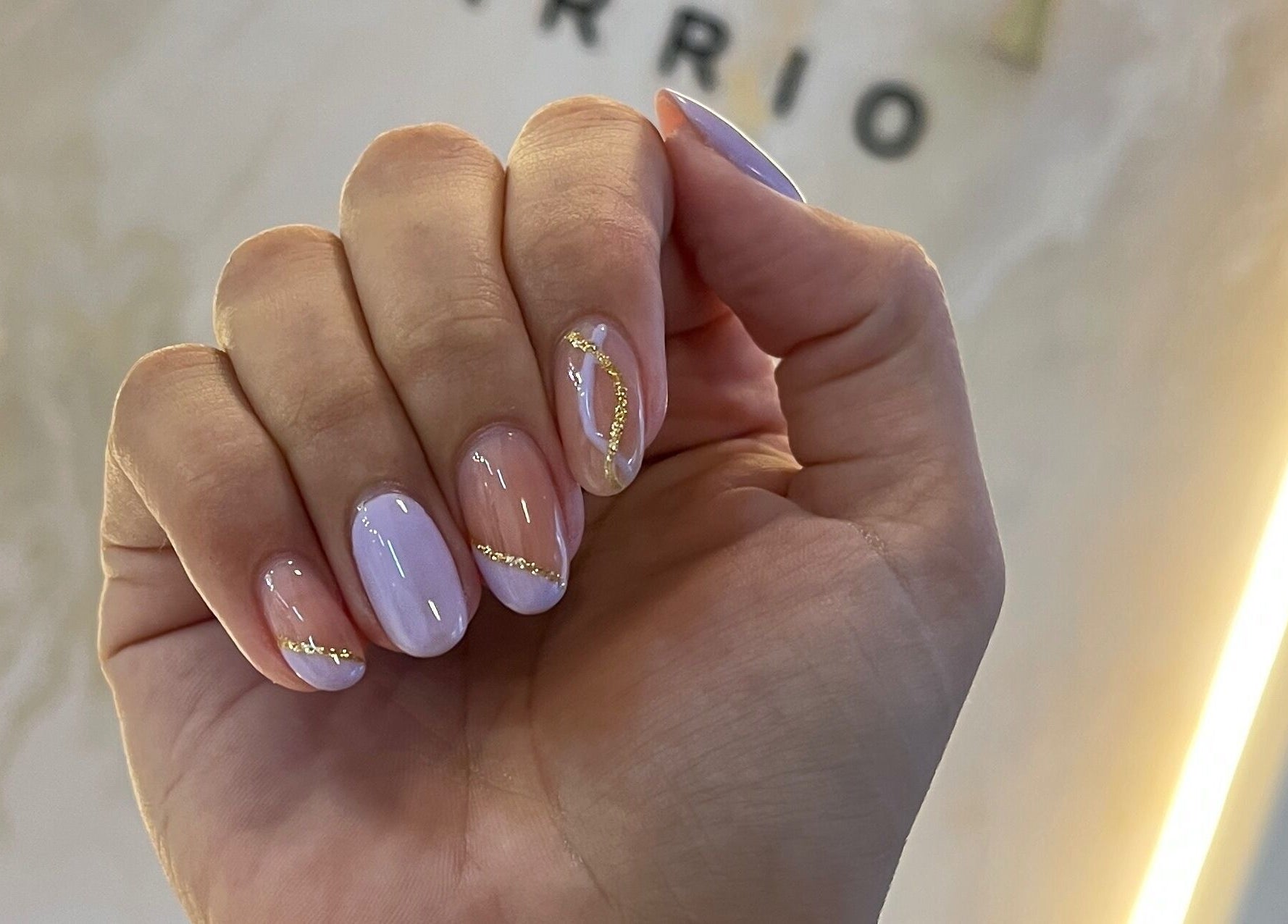 Manicura elegante con diseño dorado en Nail Spot Obarrio, Panamá, Provincia De Panamá, PA.