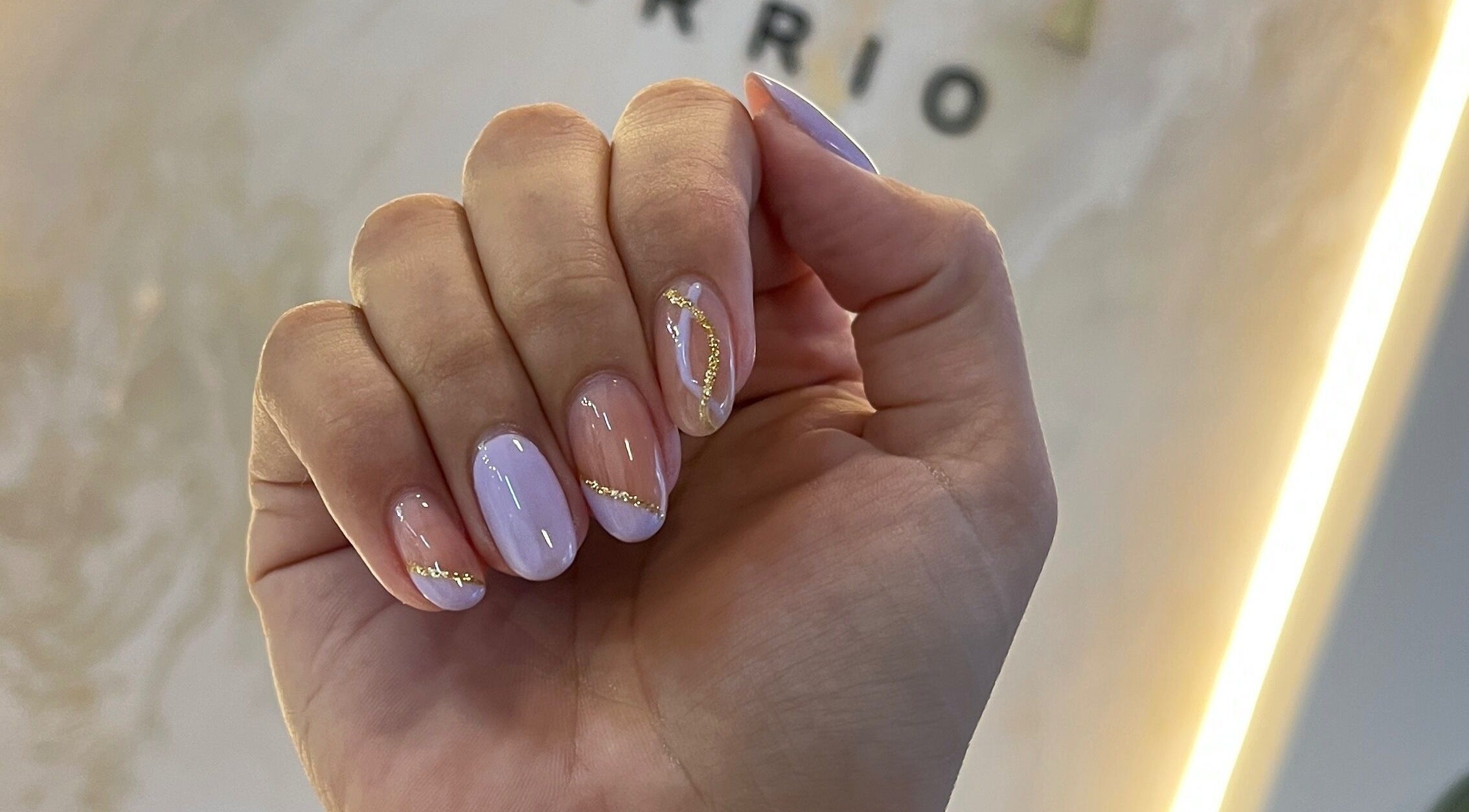 Manicura elegante con diseño dorado en Nail Spot Obarrio, Panamá, Provincia De Panamá, PA.