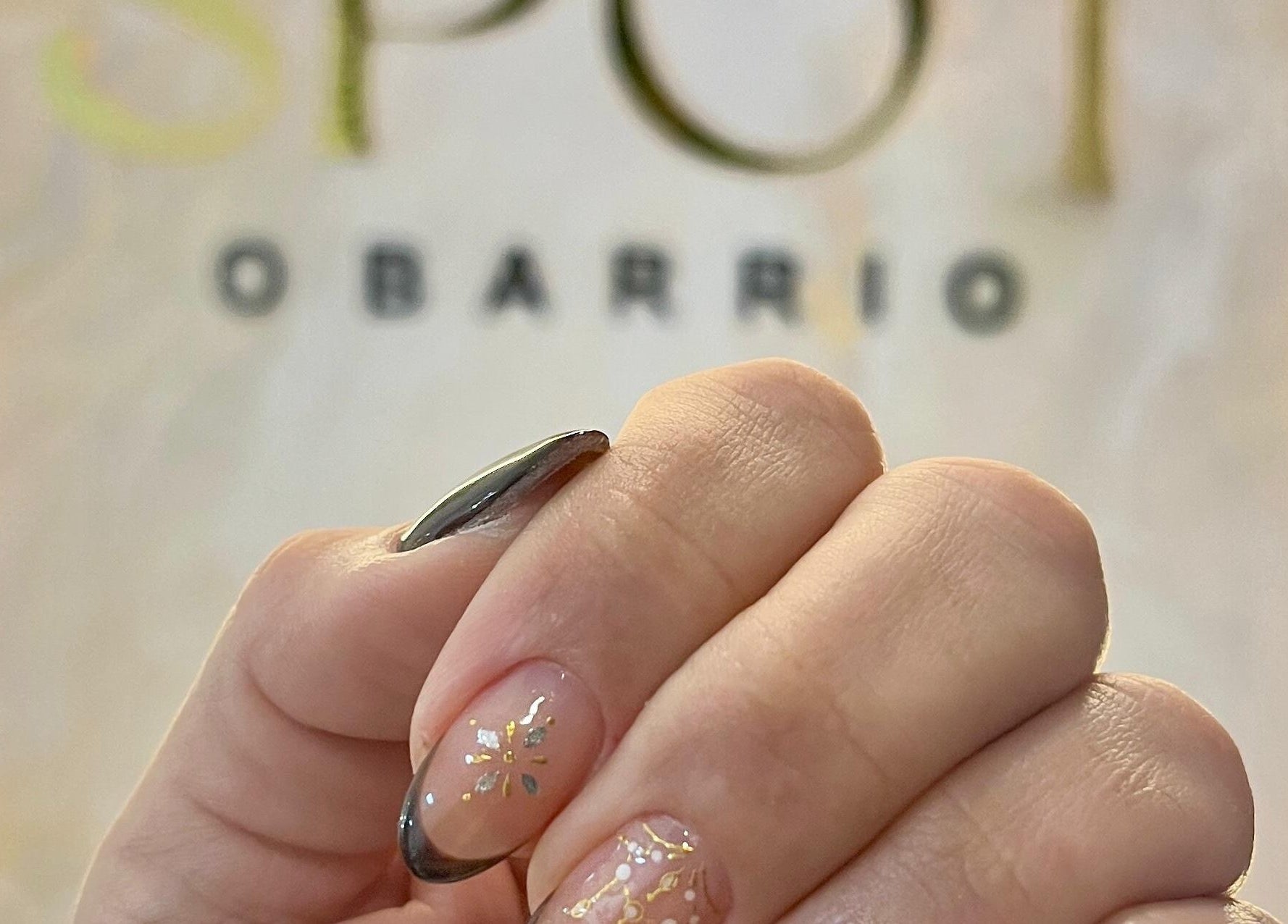 Diseño de uñas elegante en Nail Spot Obarrio, Panamá, Provincia De Panamá, PA, con detalles dorados y negros.
