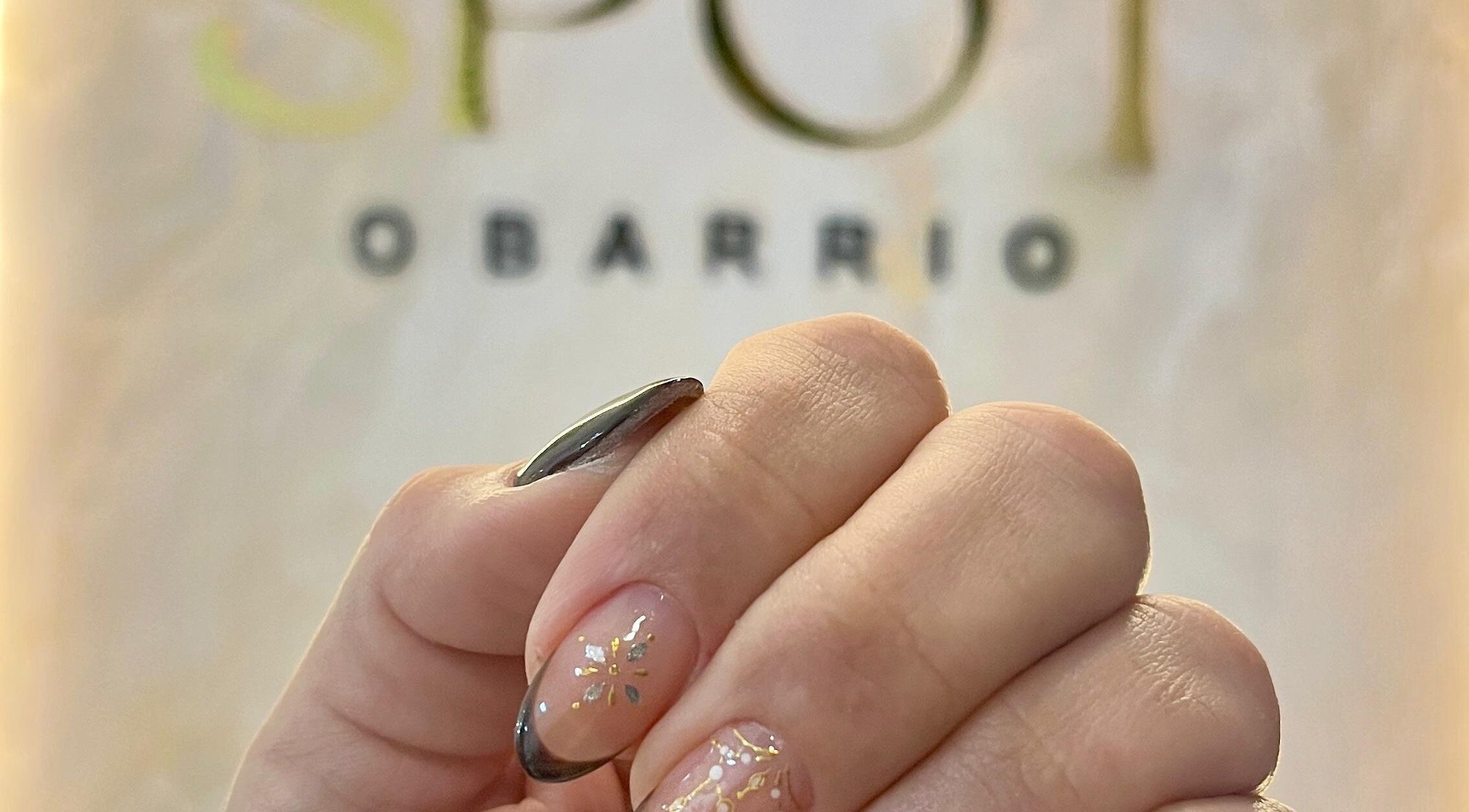 Diseño de uñas elegante en Nail Spot Obarrio, Panamá, Provincia De Panamá, PA, con detalles dorados y negros.