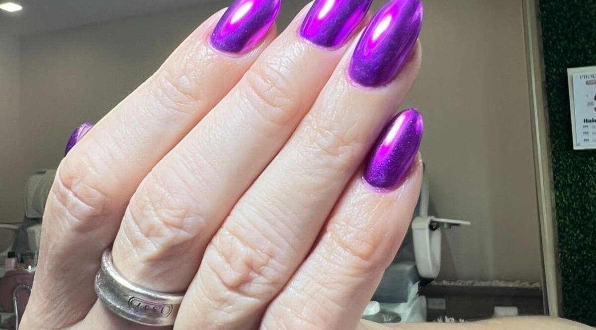 Brillantes uñas púrpuras en Nail Spot Costa del Este, Panamá, Provincia De Panamá, PA, destacando diseño moderno.