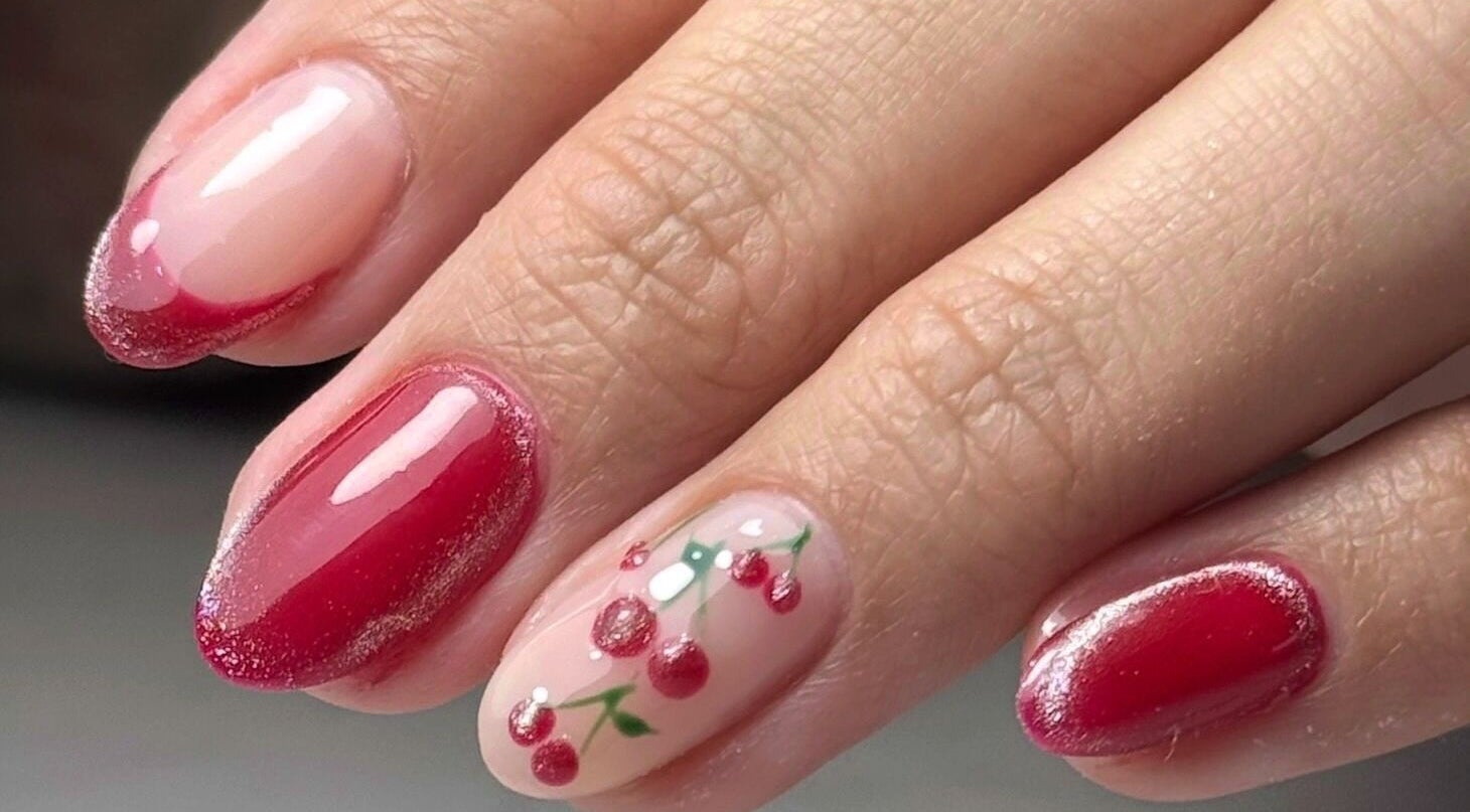 Uñas con diseño de cerezas en Nail Spot Dorado, Panamá, Provincia De Panamá, PA. Elegancia y detalle.