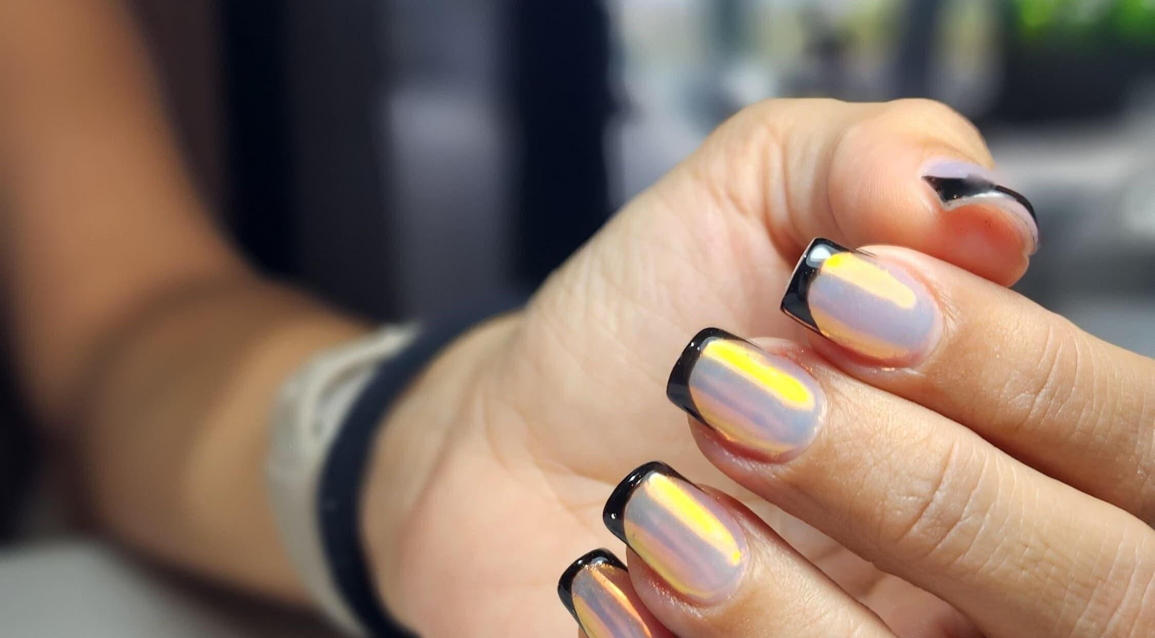 Diseño de uñas iridiscentes en Nail Spot Brisas Norte, Panamá, Provincia De Panamá, PA.