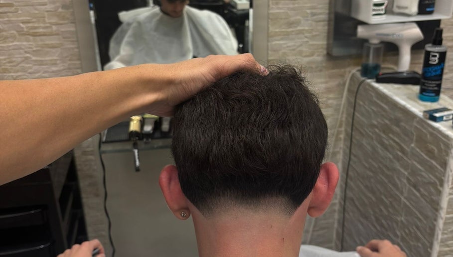Taglio di capelli maschile presso LucioBarbershop, Bari, Puglia, IT. Alta precisione e stile moderno.