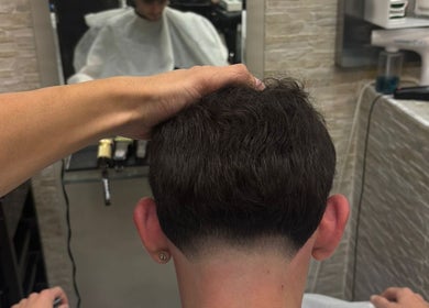 Taglio di capelli maschile presso LucioBarbershop, Bari, Puglia, IT. Alta precisione e stile moderno.