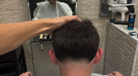 Taglio di capelli maschile presso LucioBarbershop, Bari, Puglia, IT. Alta precisione e stile moderno.