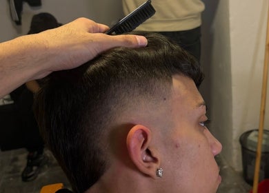 Taglio di capelli preciso a LucioBarbershop, Bari, Puglia, IT. Lavoro professionale e dettagliato.