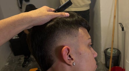 Taglio di capelli preciso a LucioBarbershop, Bari, Puglia, IT. Lavoro professionale e dettagliato.