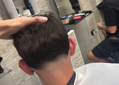 Taglio sfumato presso LucioBarbershop, Bari, Puglia, IT. Innovazione e stile per il tuo look.