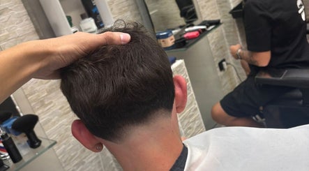 Taglio sfumato presso LucioBarbershop, Bari, Puglia, IT. Innovazione e stile per il tuo look.