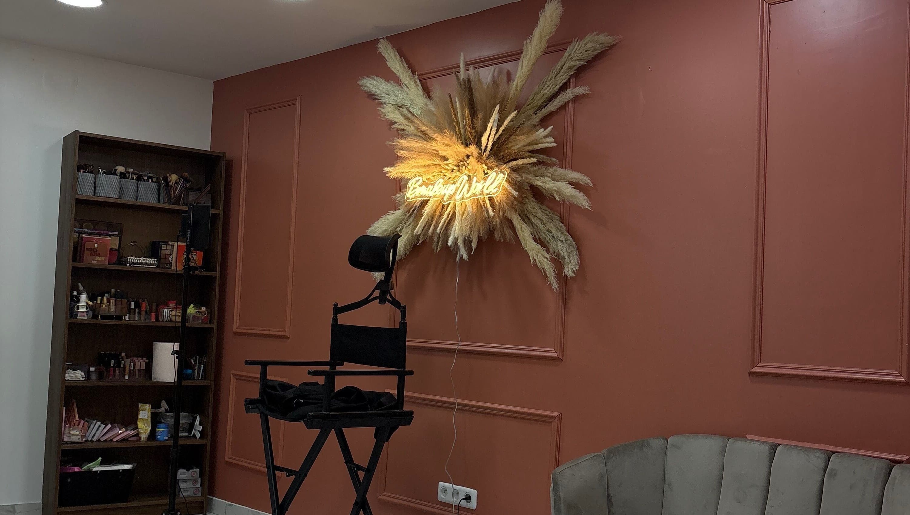 Coin maquillage Bmakeup World à Sarcelles, Île-de-France, FR avec déco élégante et chaise de maquillage.