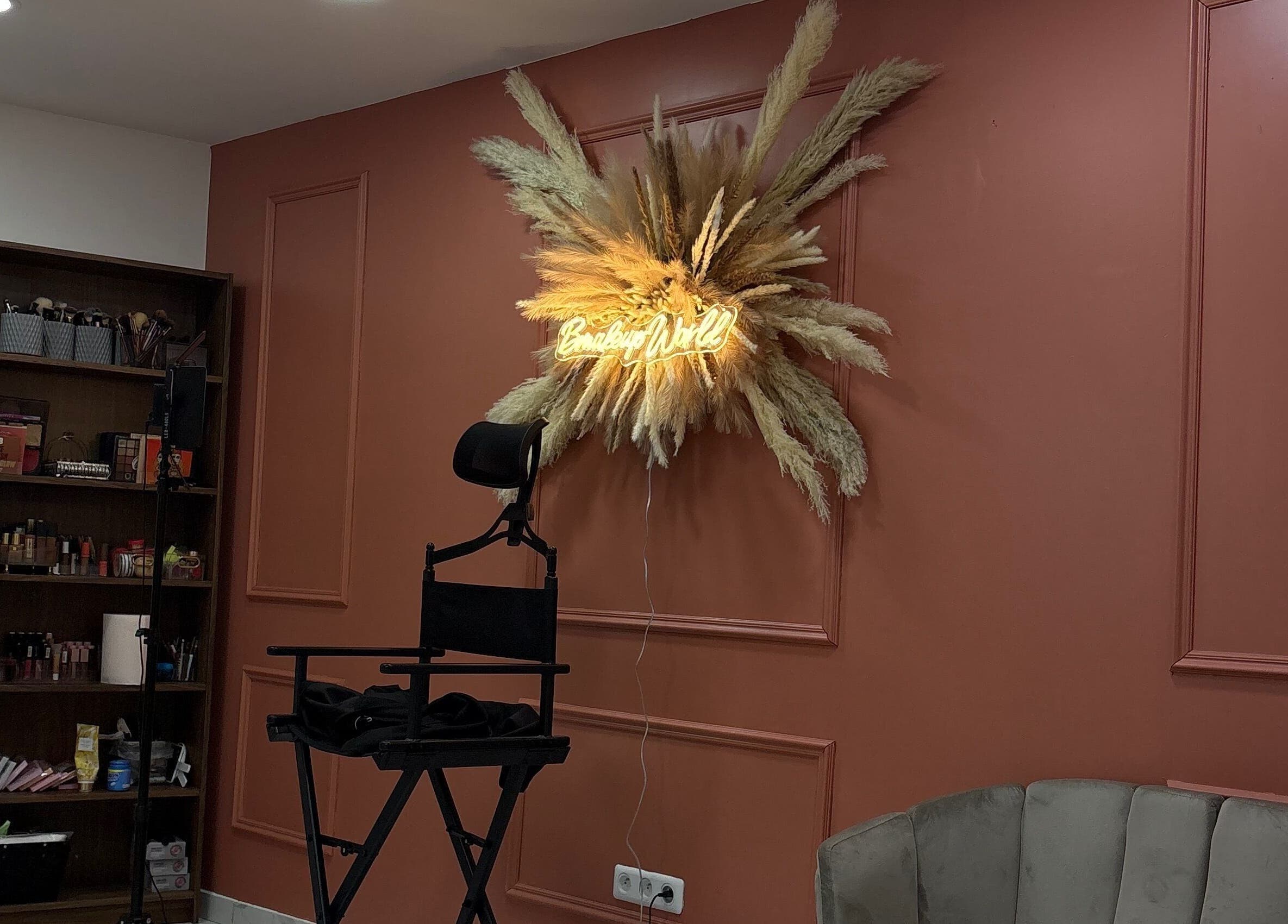 Coin maquillage Bmakeup World à Sarcelles, Île-de-France, FR avec déco élégante et chaise de maquillage.