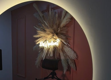 Décoration lumineuse élégante à Bmakeup World, Sarcelles, Île-de-France, FR, mettant en valeur les pampas.