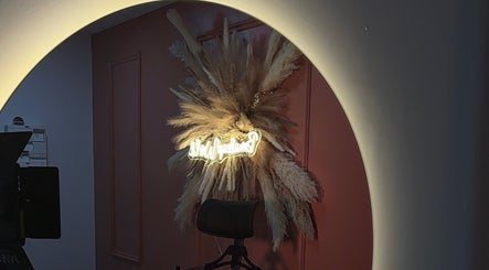 Décoration lumineuse élégante à Bmakeup World, Sarcelles, Île-de-France, FR, mettant en valeur les pampas.
