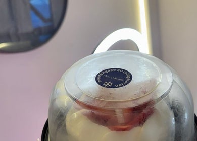 Espejo redondo reflejando luz suave en Lashes Guatemala, Ciudad De Guatemala, Guatemala, GT.