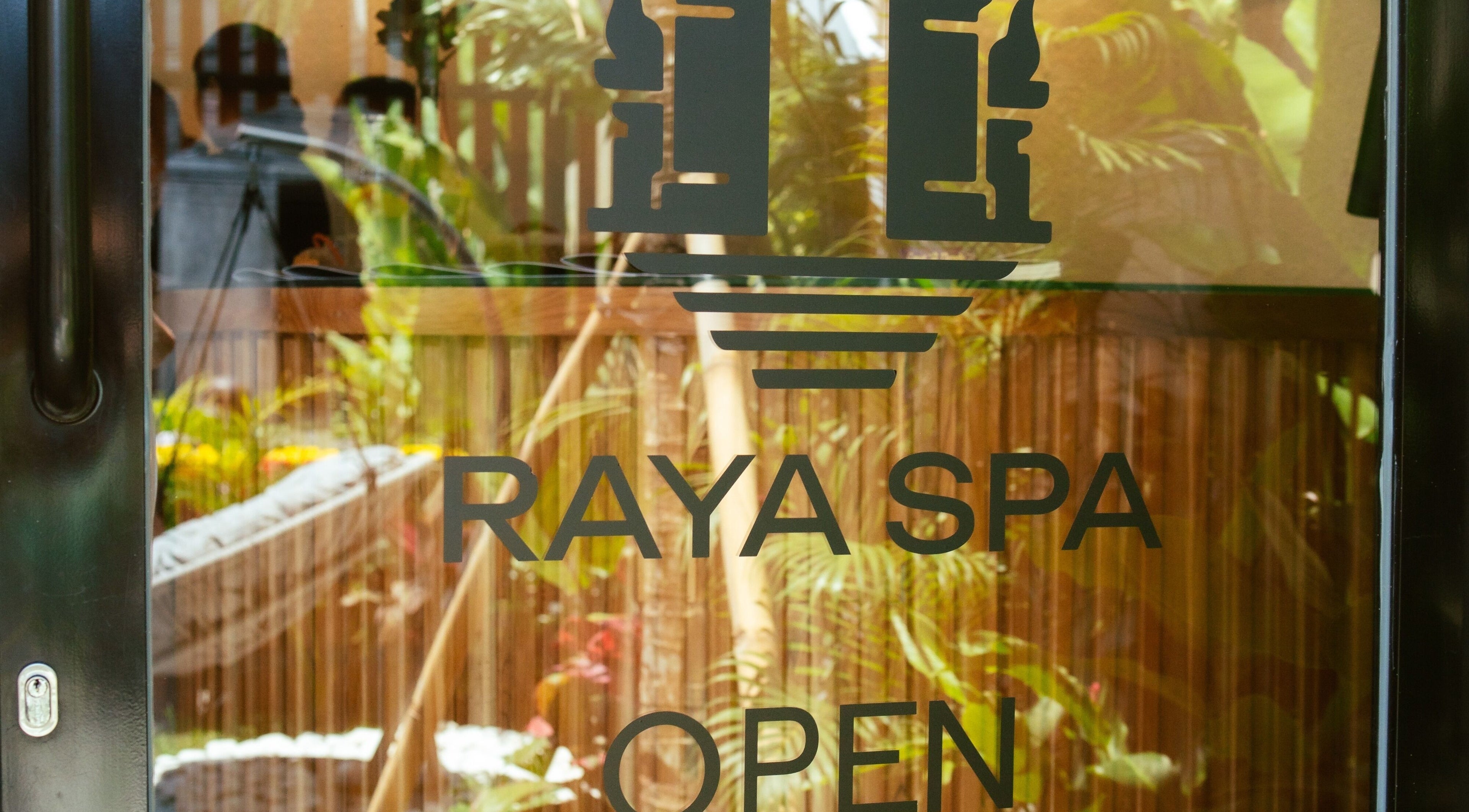 Элегантный вход Raya Spa в райской обстановке, расположенный на Бали, Бали, ID.