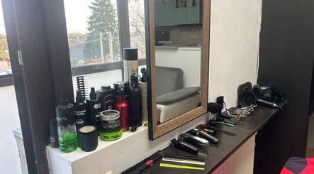 Instrumente de coafură elegante la Nagy $tefan, București, București, RO lângă o oglindă mare.
