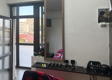 Echipamente de tuns la Nagy $tefan, București, București, RO cu reflexie în oglindă.